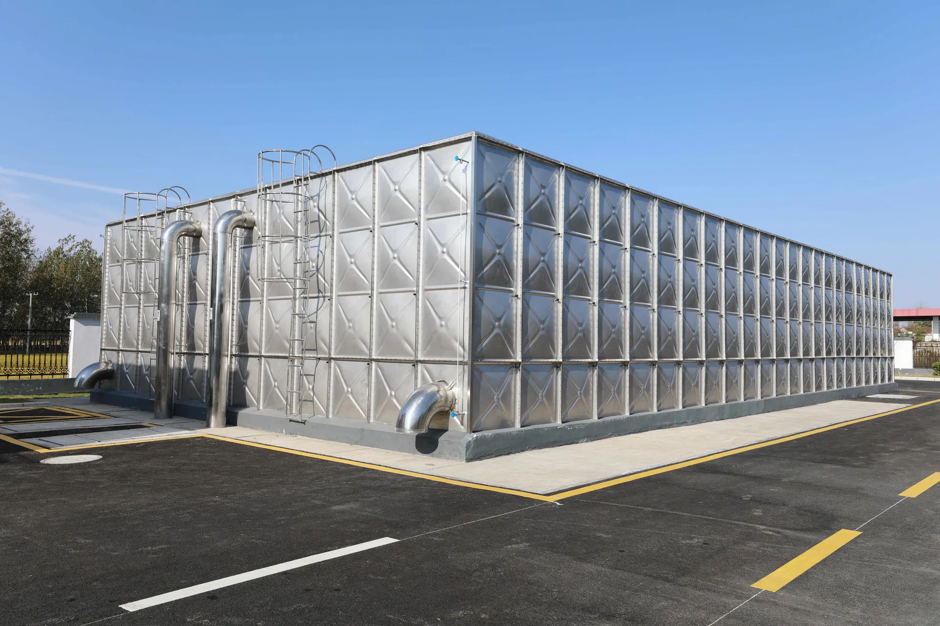 Modular water tank showcase